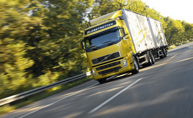 Caminhão Volvo na estrada